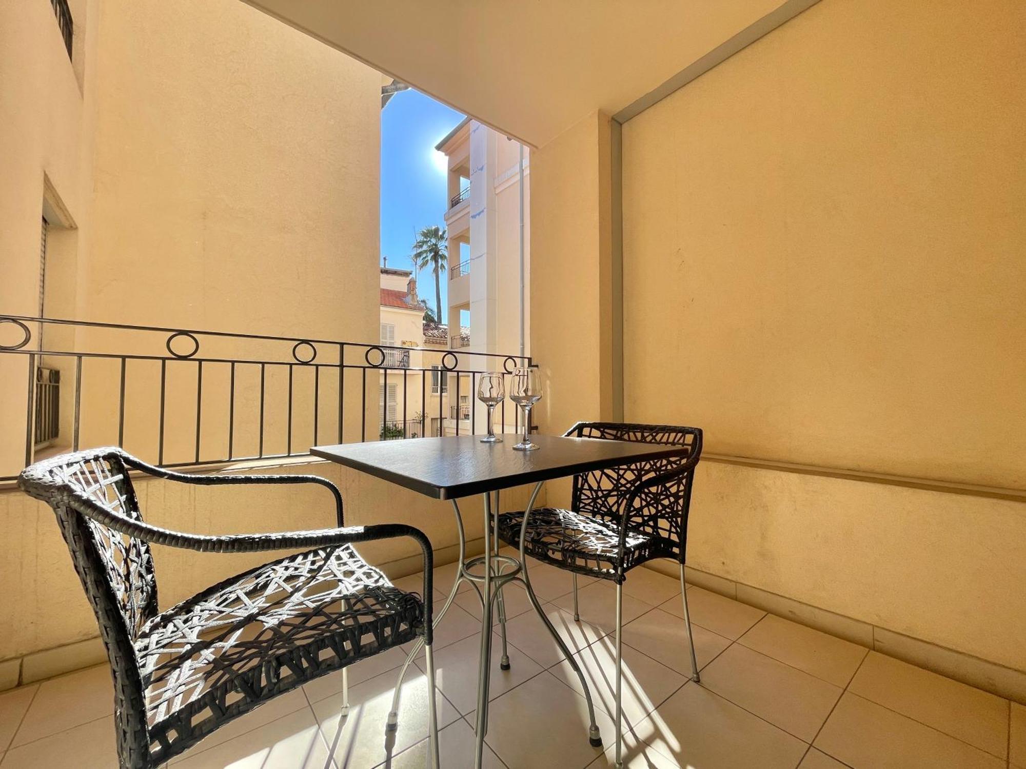 Le Vieux Port Apartments Кан Екстериор снимка